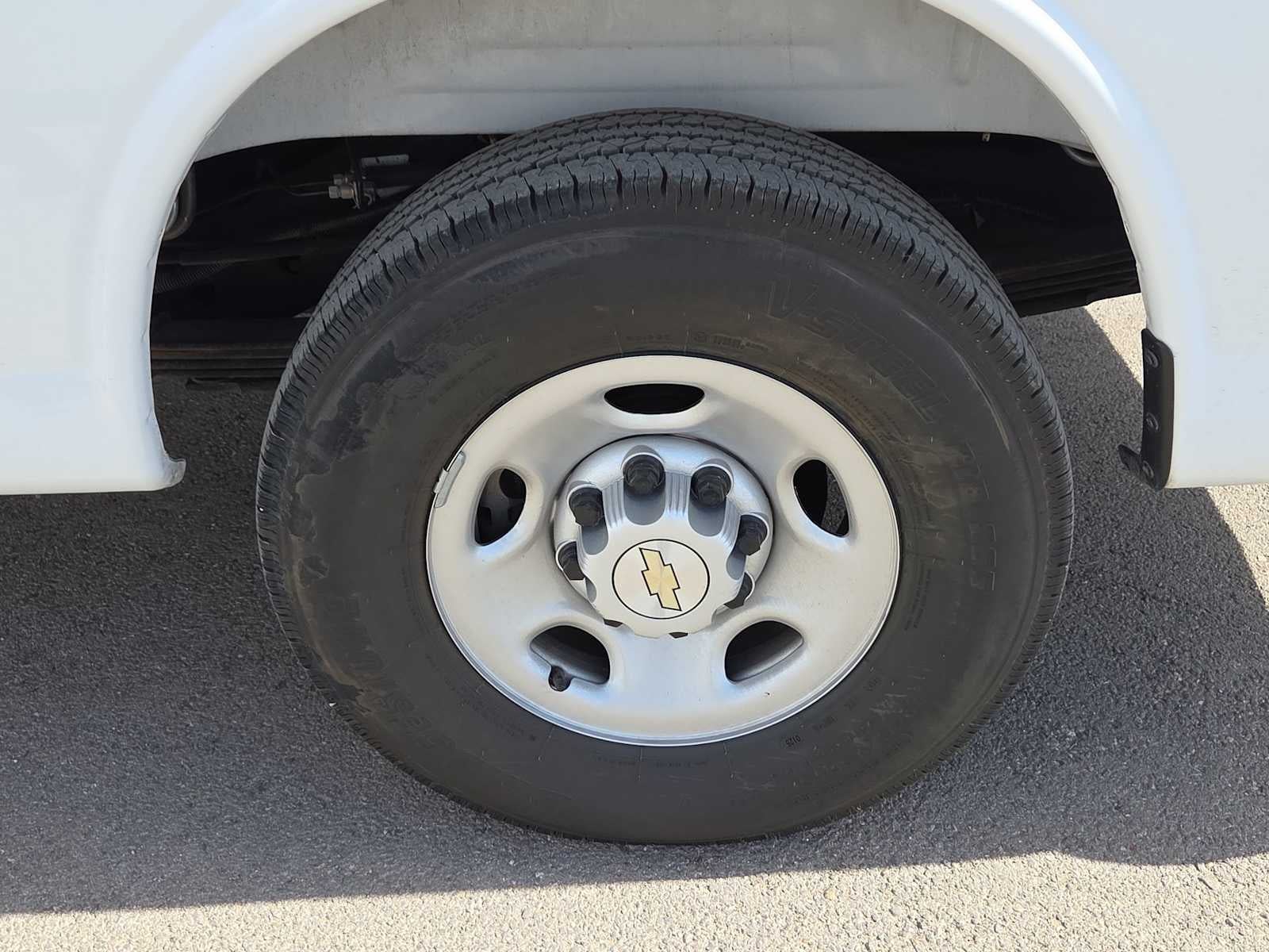 2025 Chevrolet Express Passenger 1LS