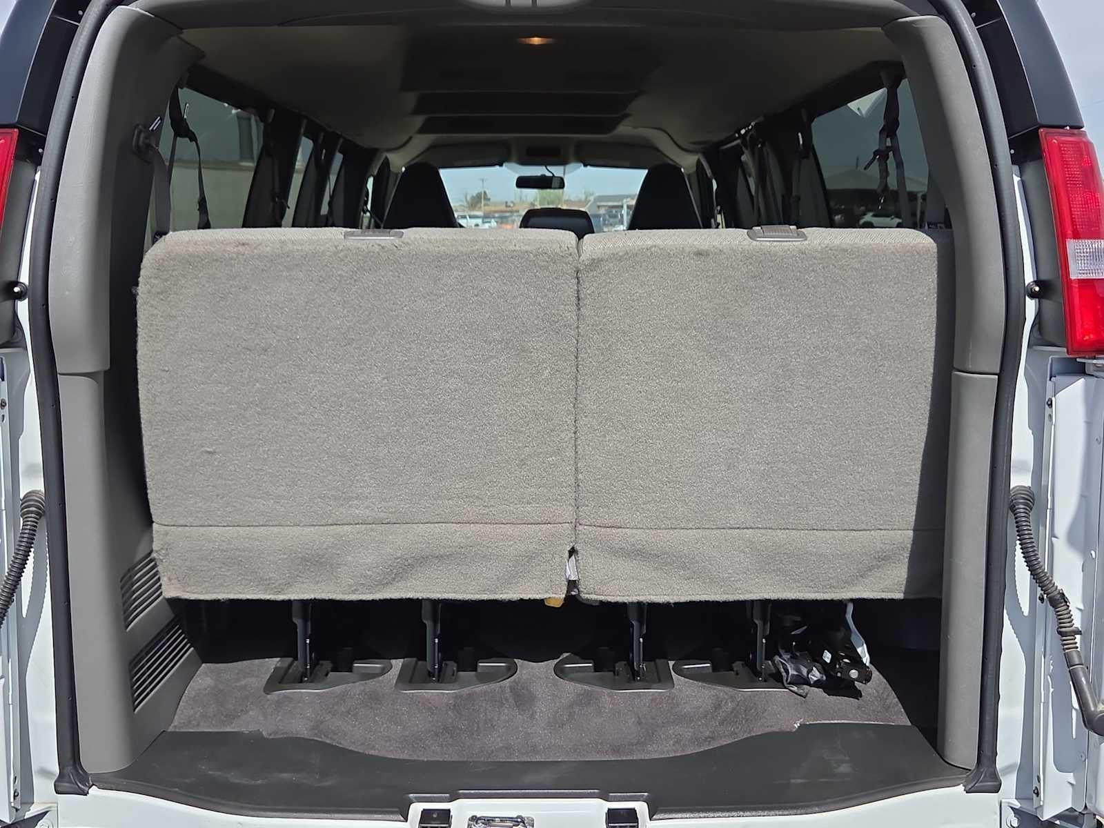 2025 Chevrolet Express Passenger 1LS