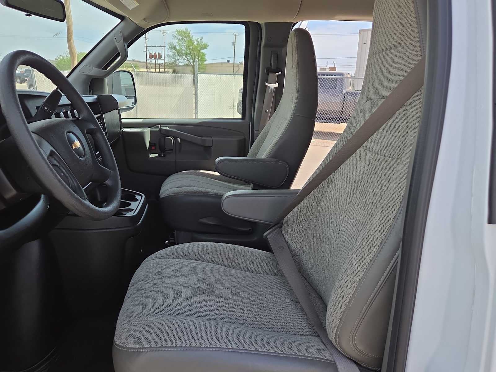 2025 Chevrolet Express Passenger 1LS