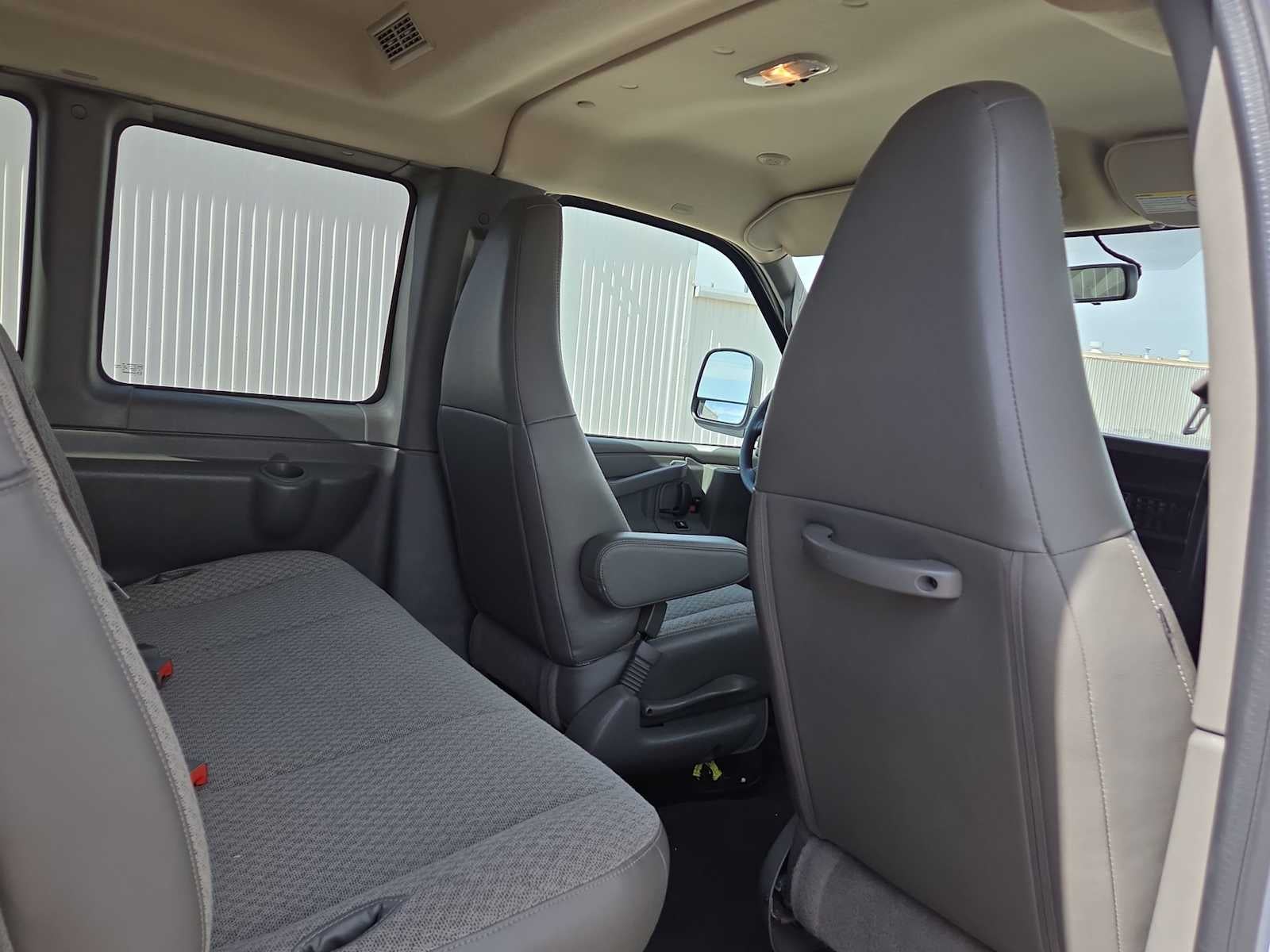 2025 Chevrolet Express Passenger 1LS