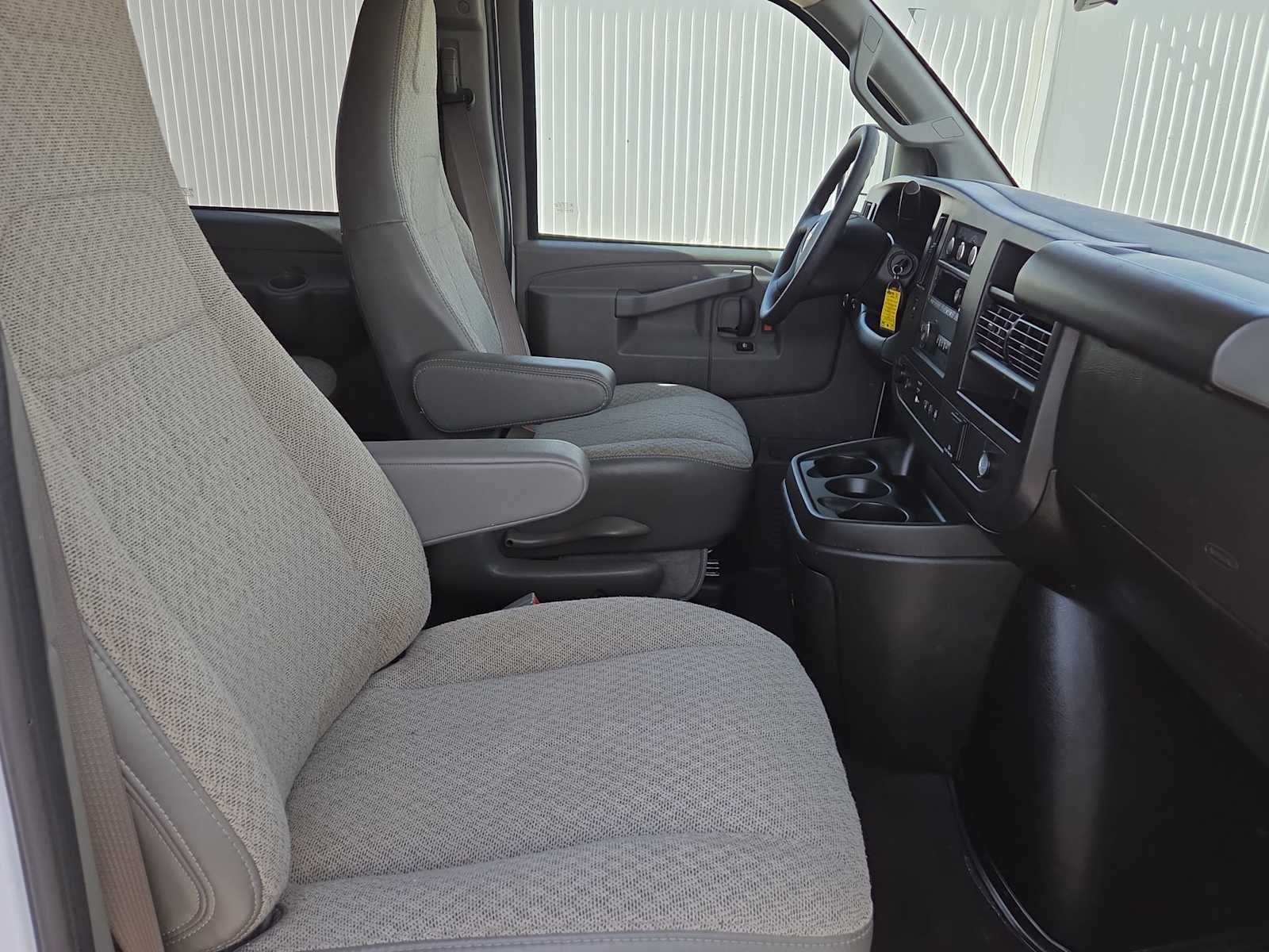 2025 Chevrolet Express Passenger 1LS