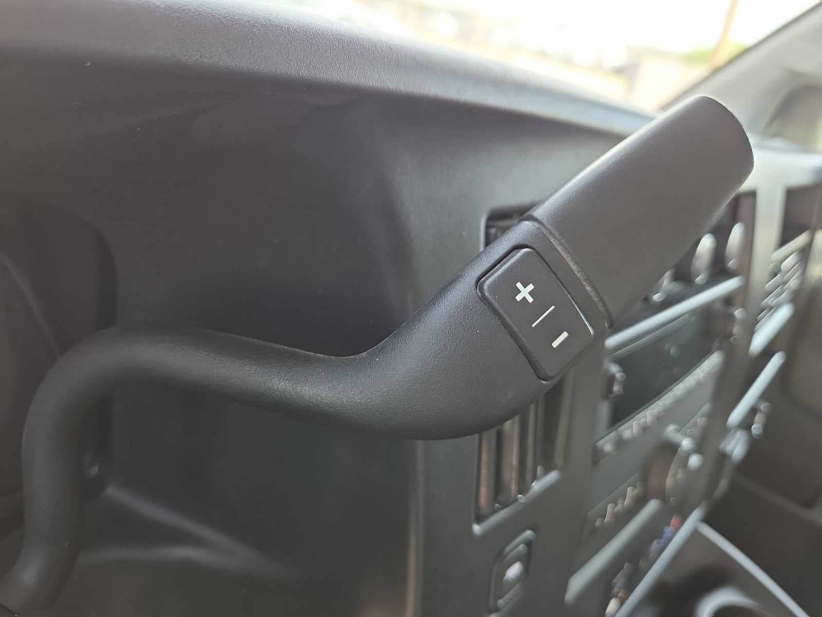 2025 Chevrolet Express Passenger 1LS