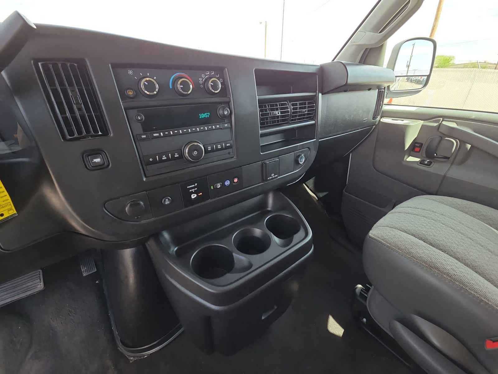 2025 Chevrolet Express Passenger 1LS