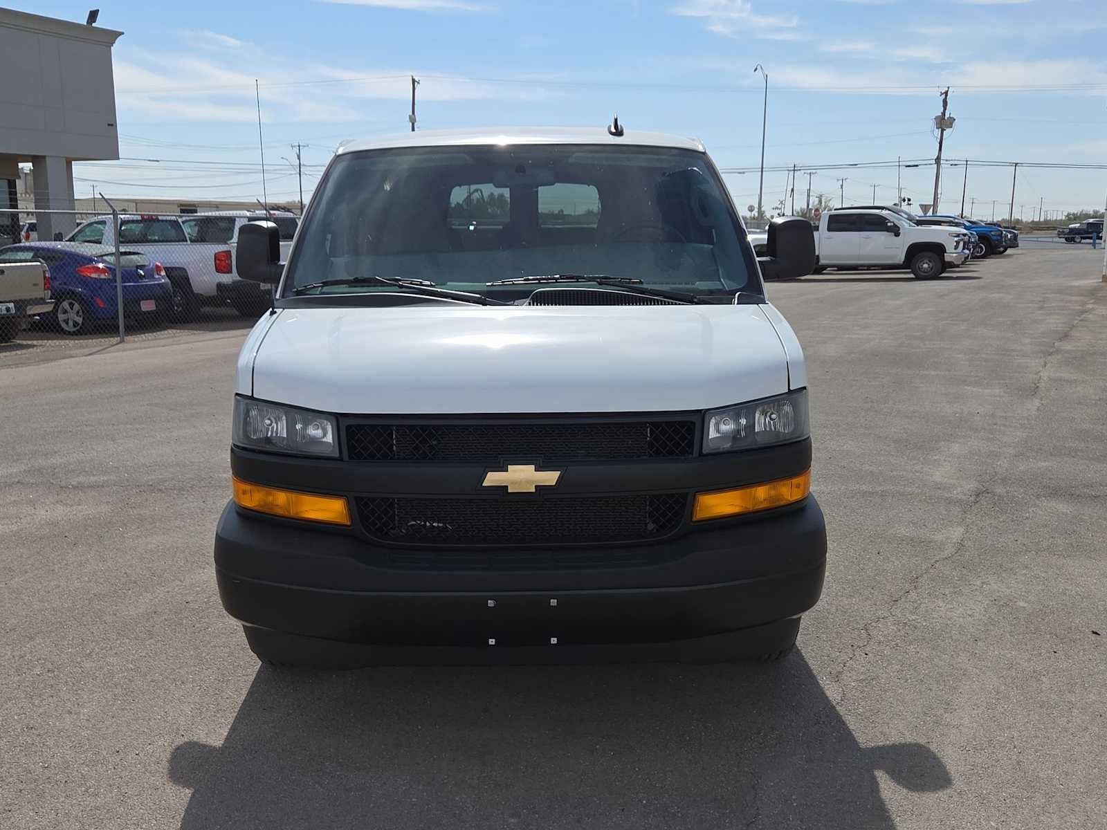 2025 Chevrolet Express Passenger 1LS