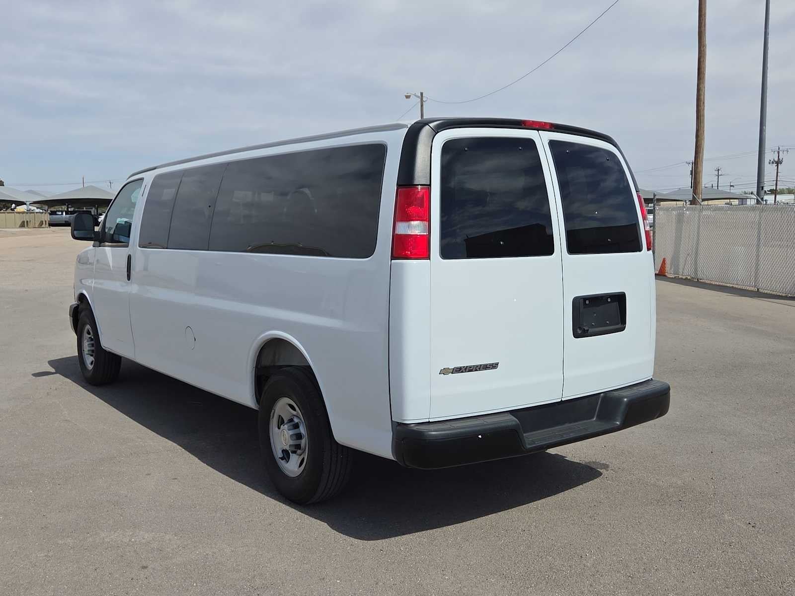 2025 Chevrolet Express Passenger 1LS