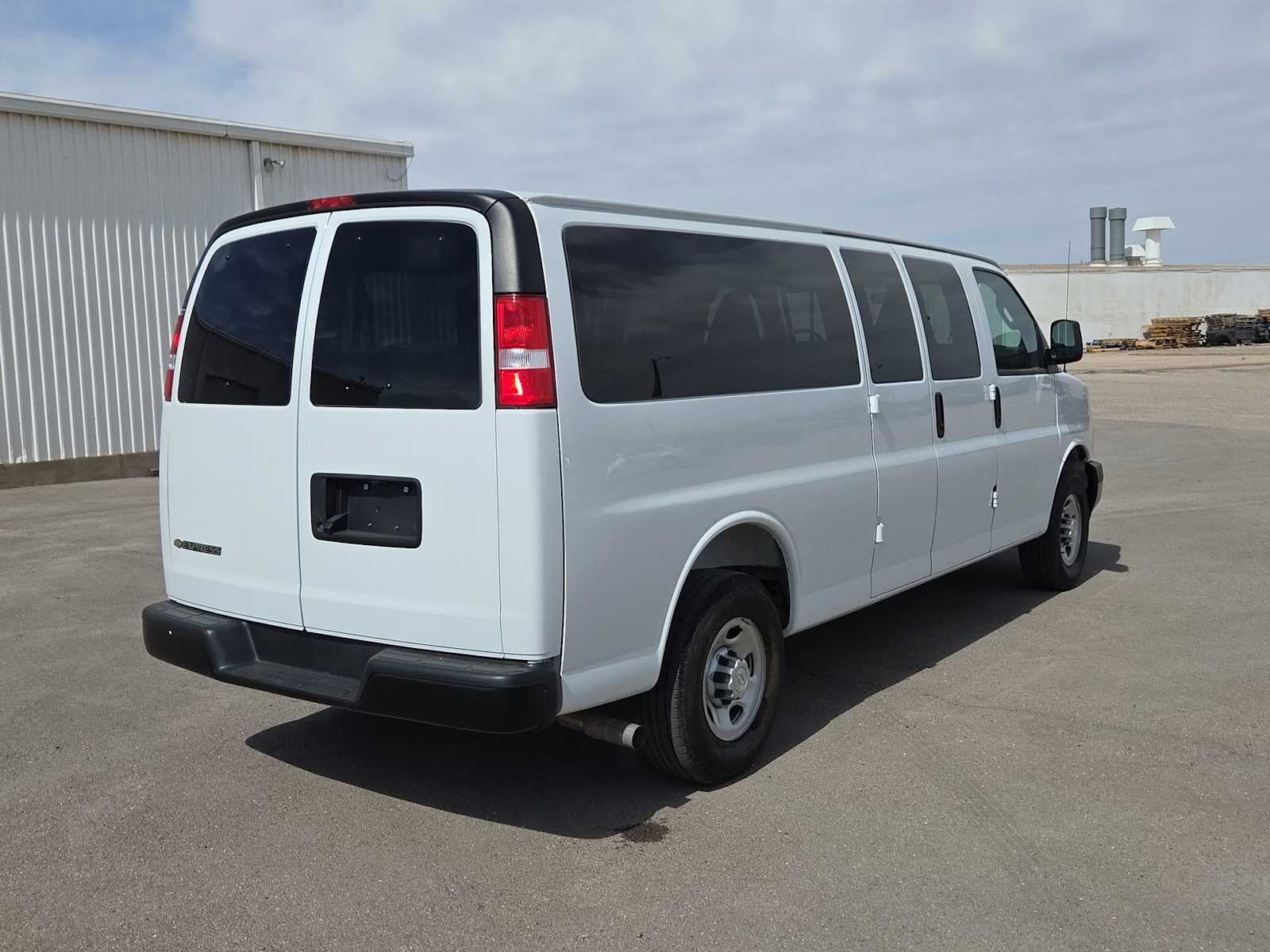 2025 Chevrolet Express Passenger 1LS