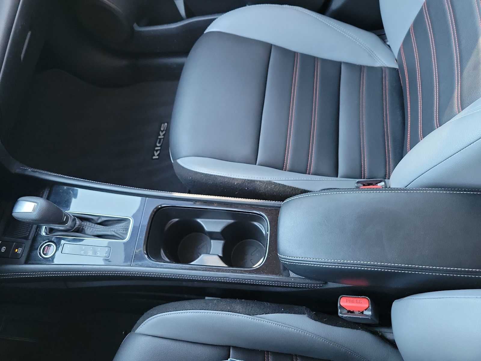 2022 Nissan Kicks SR