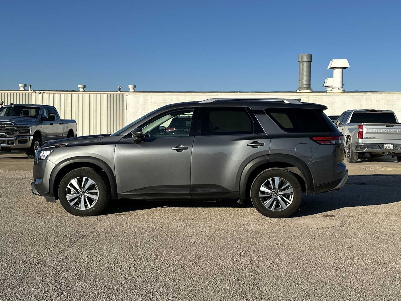 2025 Nissan Pathfinder SL