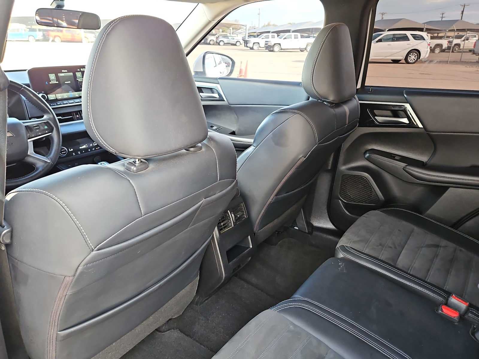 2023 Mitsubishi Outlander SE