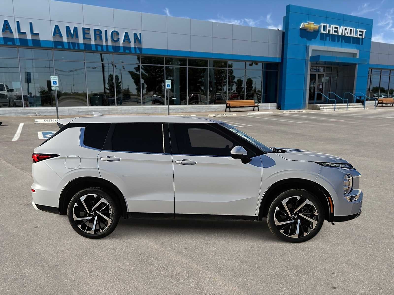 2023 Mitsubishi Outlander SE